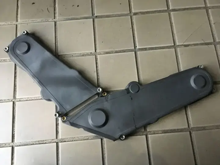 タイミングベルトのギア部分と純正カバーの出っ張りの位置