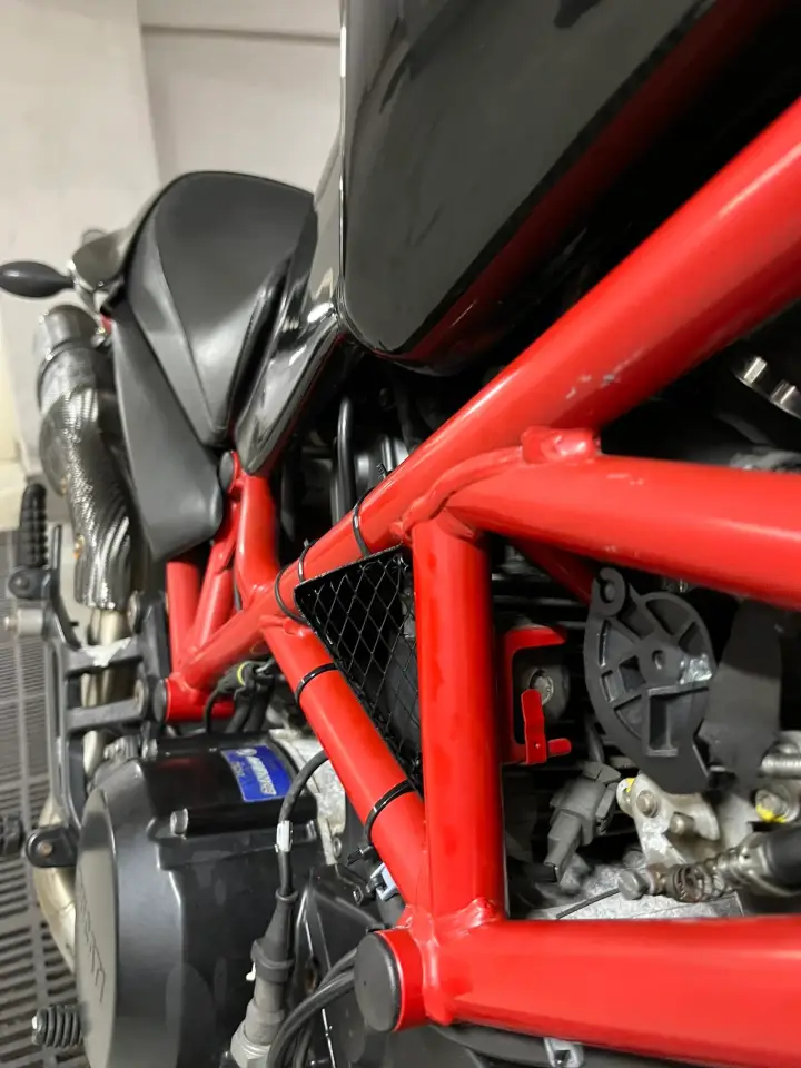 タイラップでフレームに取り付けた自作エアインテーク（別角度2）