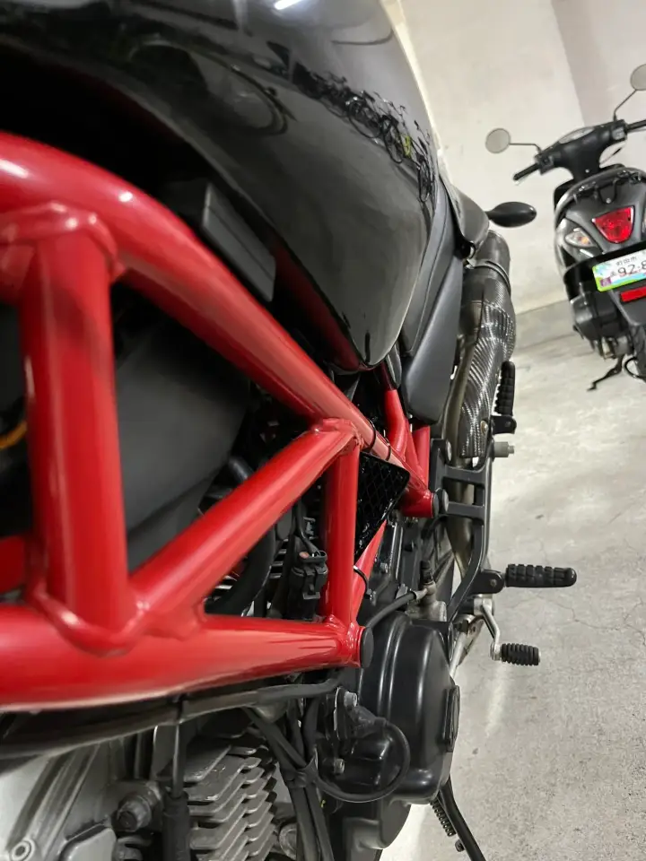 タイラップでフレームに取り付けた自作エアインテーク（別角度1）