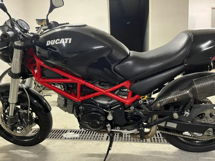 タイラップでフレームに取り付けた自作エアインテーク（取り付け後全体）