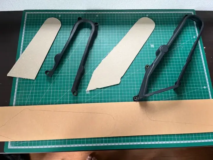 型取りして切り抜いたダンボール