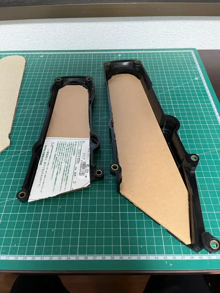 型取りしたアクリル板を貼り付ける前のタイミングベルトカバー