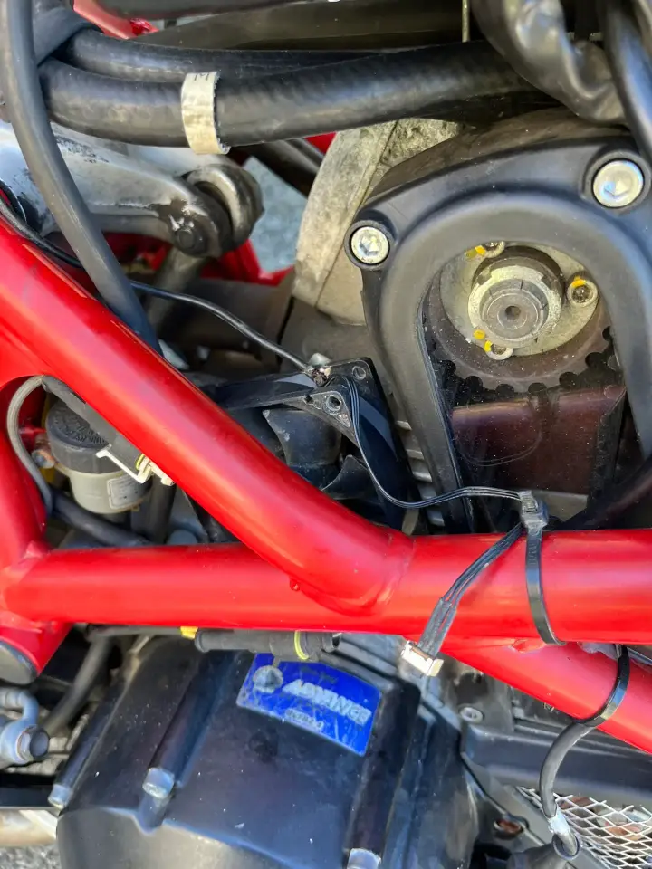 エンジン後方に取り付けられたPCファン（別角度1）