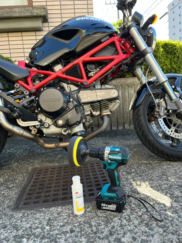 ポリッシュを終えた傷修復後のタンク部分