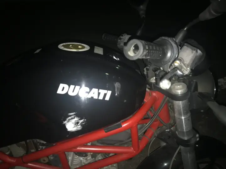 転倒時についたDucati Monsterの傷（修復前）