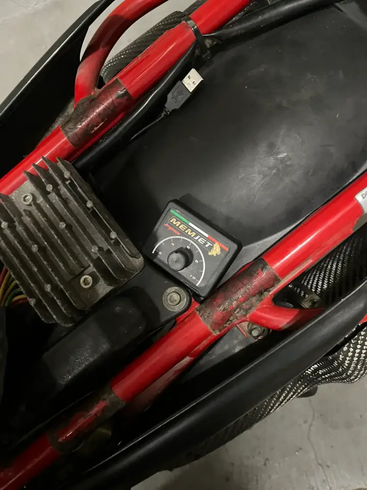 Ducati Monster 400の外気温センサーに接続されたMEMJET EVO