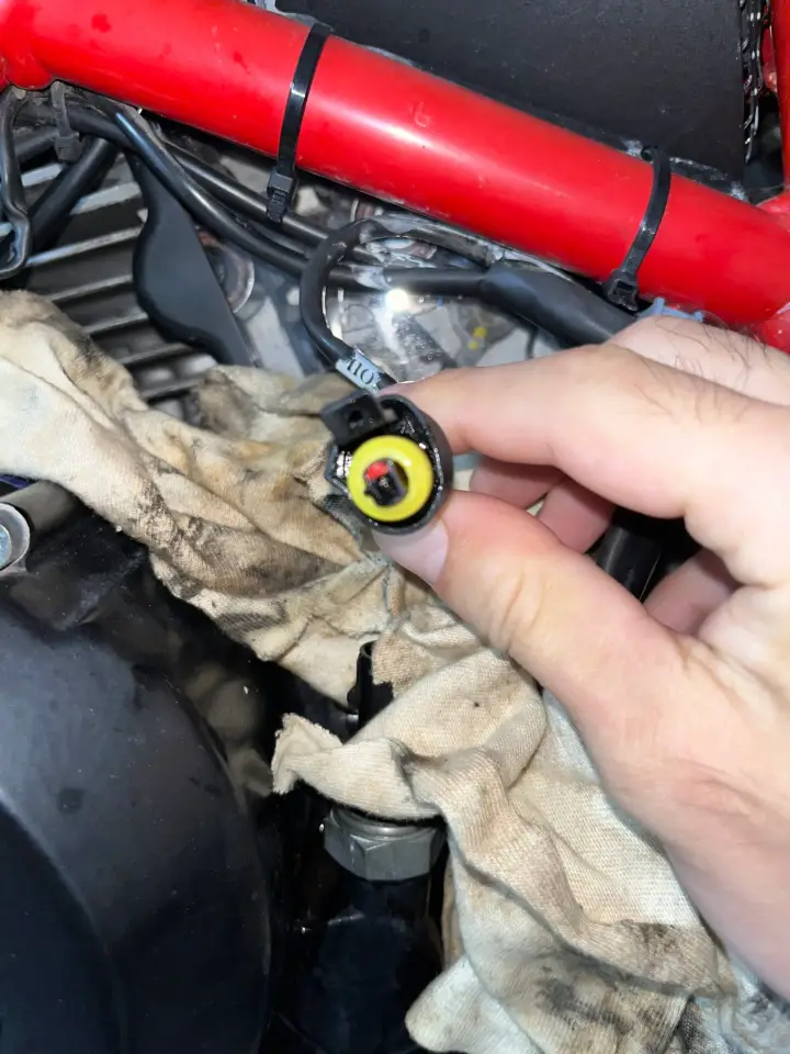 オイル漏れが発生したDucati Monster 400のオイルプレッシャースイッチ周辺2