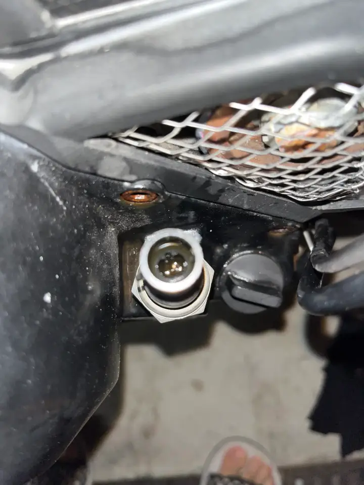 オイル漏れが発生したDucati Monster 400のオイルプレッシャースイッチ周辺1