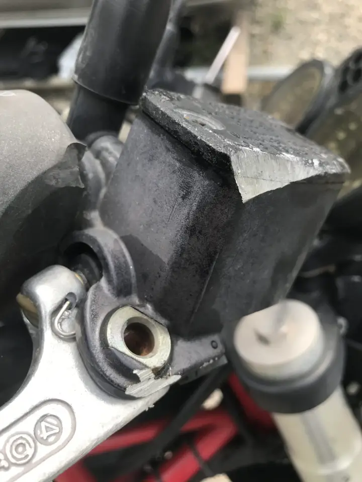 交換が必要になった削れたDucati Monster 400のマスターシリンダー