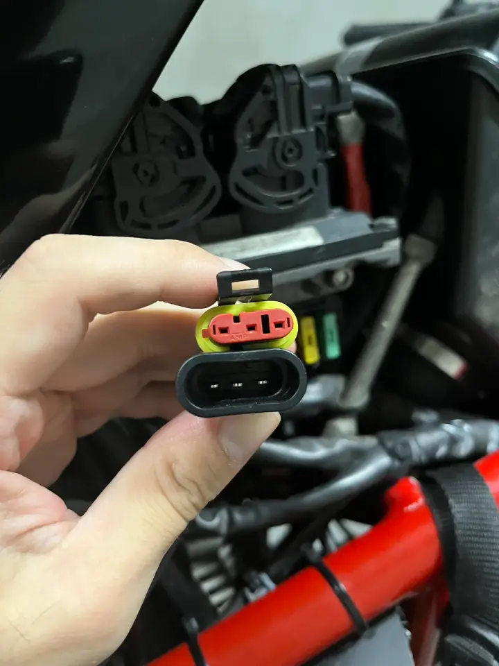 サイズが合わなかった診断コネクターのケーブルのピン