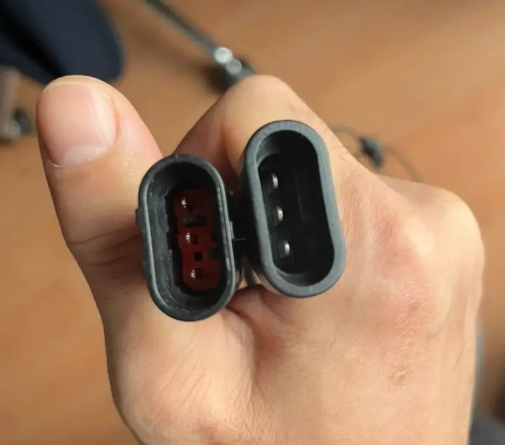 買い直した赤い診断コネクターのケーブル