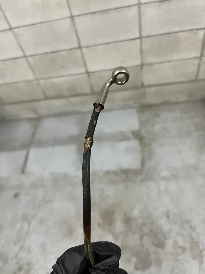 メッシュが劣化してボロボロになった古いクラッチワイヤー