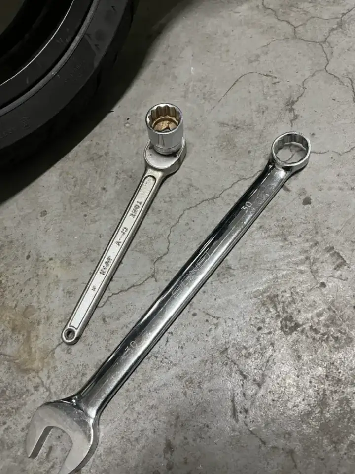 Ducati Monsterのアクスルナット調整に使用した30mmの工具2本