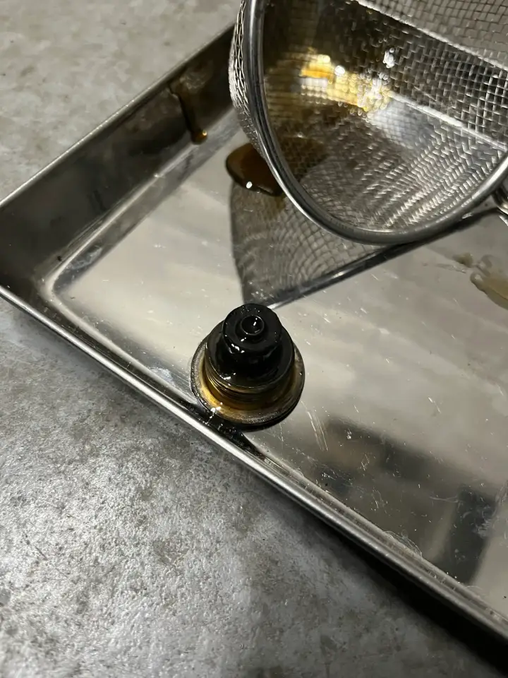 抜いたエンジンオイルの色と鉄粉のチェック