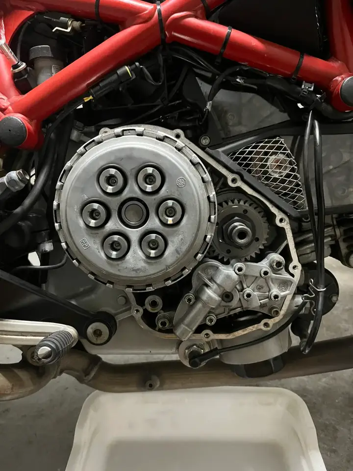 ノーマルクラッチカバーを取り外した後のクラッチプレート