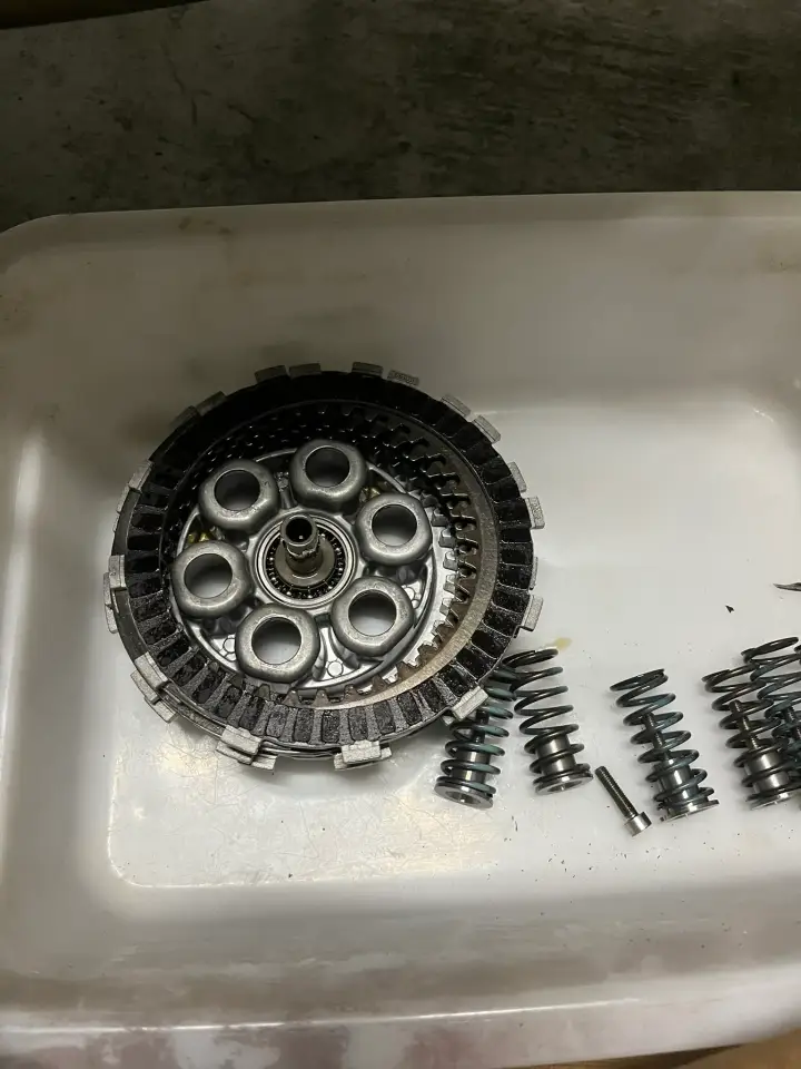 中性洗剤で掃除中のクラッチ