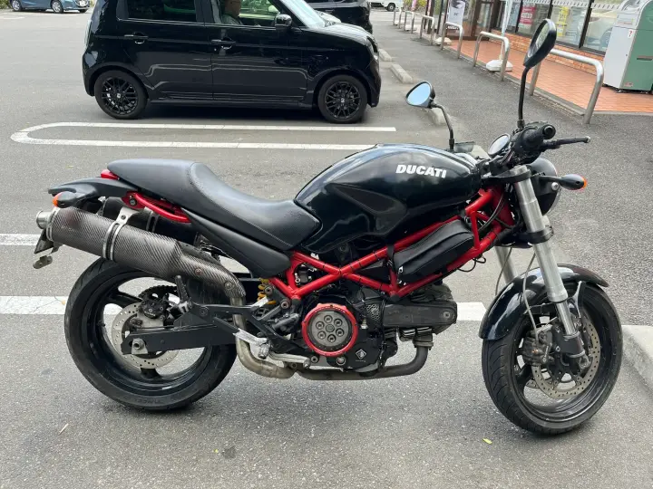 DUCABIKEのクリアクラッチカバーを装着したDucati Monster 400