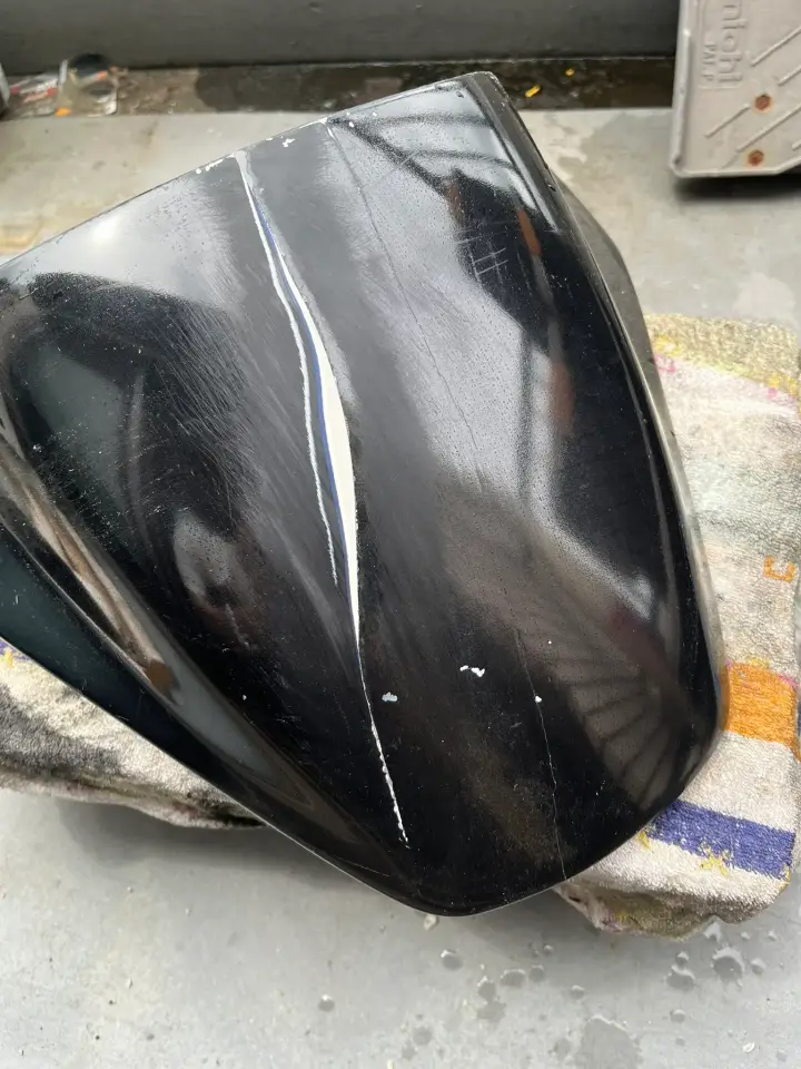 シートカウルの割れを削り取った状態、前回のパテも露出