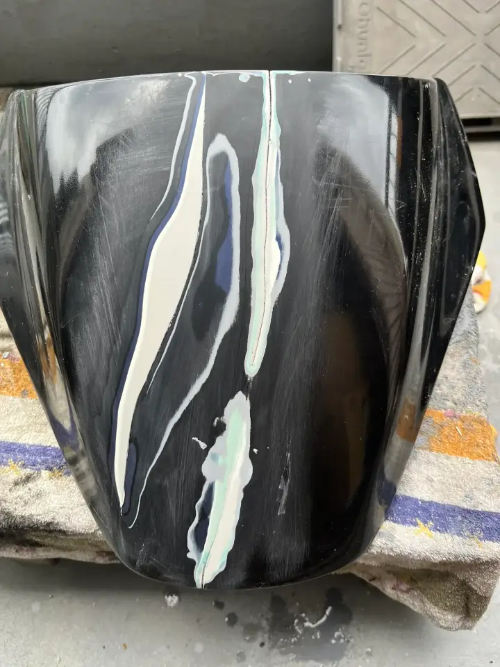 シートカウルの割れを削り取った状態の別アングル