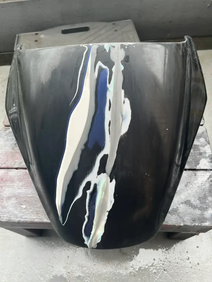 J-Bウエルドで溝埋めしたカウルの別アングル