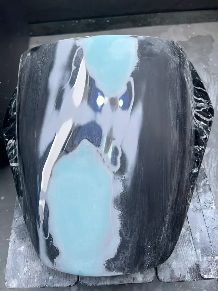 パテとサフェーサーを盛って研磨している様子