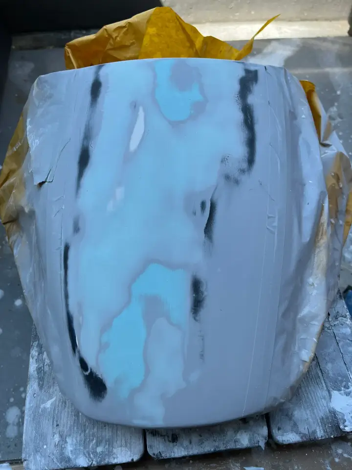 パテとサフェーサーを盛って研磨している様子の別アングル