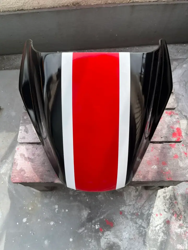 Ducati Corseカラーに塗装が完了したシートカウル