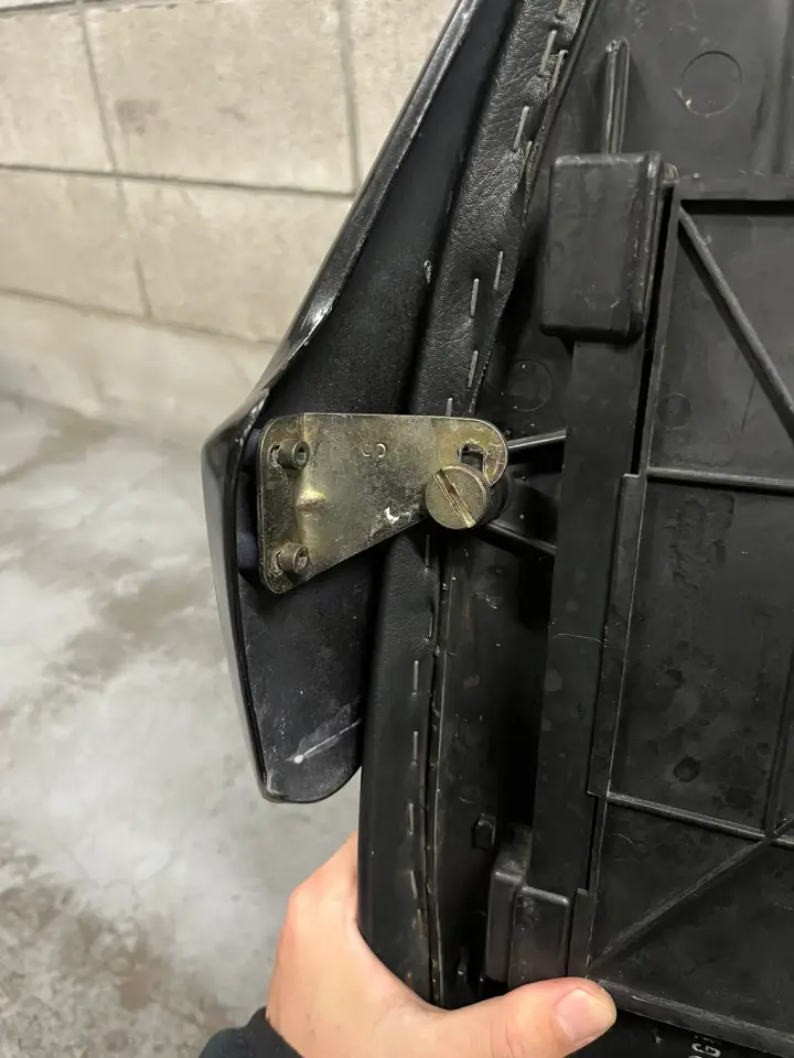 シートカウルの取り付けステーのネジ穴を切り欠いた様子