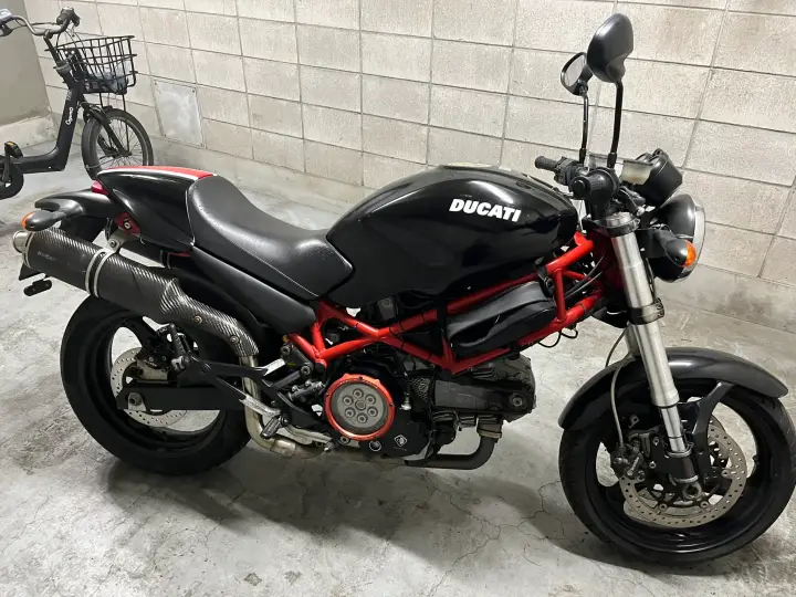 Ducati Monster 400に装着されたコルセカラーのシートカウル
