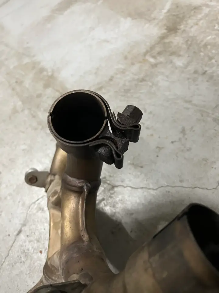 錆がひどいエキパイの連結部