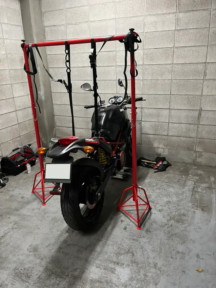 フレームスタンドで吊り下げられたDucati Monster