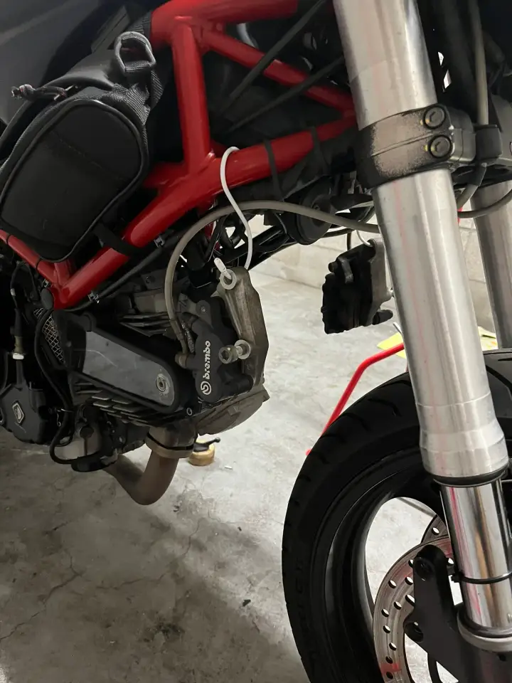 取り外したキャリパーを吊るしている様子