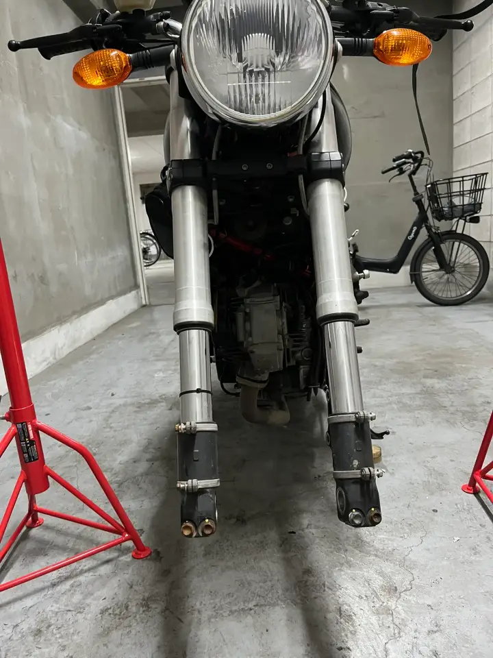 フロントを浮かせてホイールを外した状態