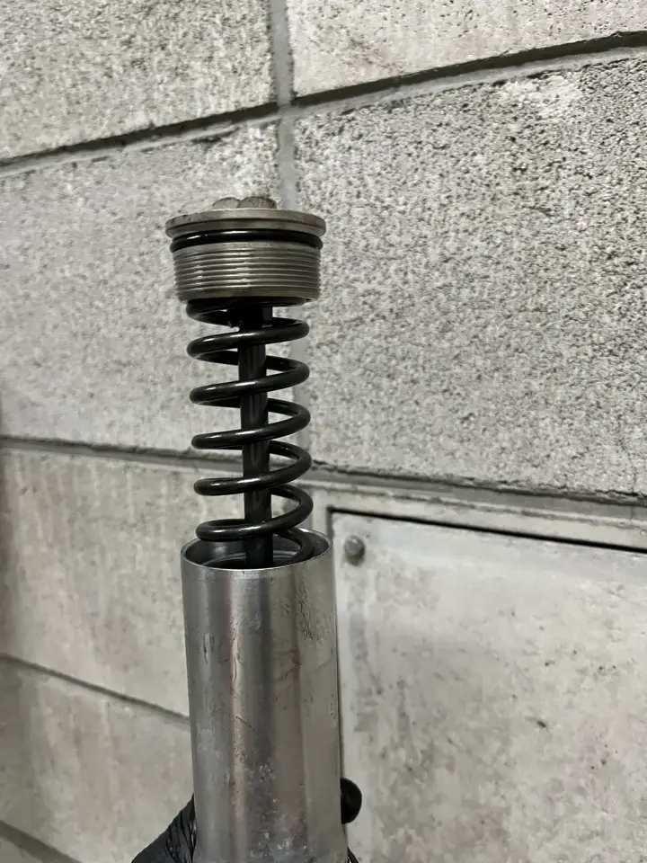 スプリングとトップキャップ