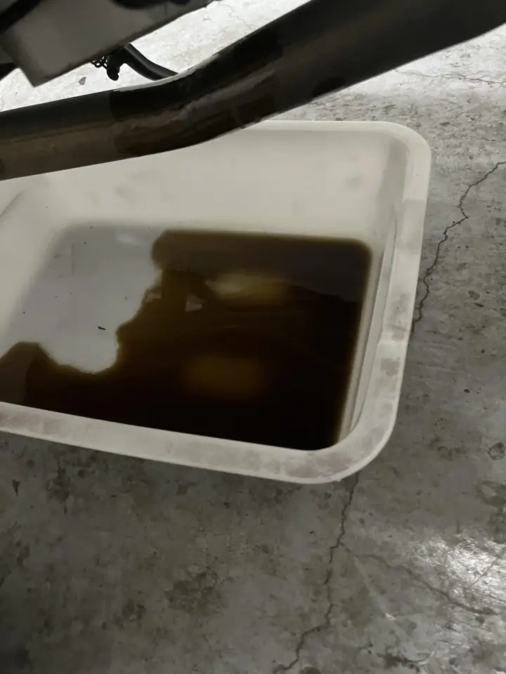 オイルフィルターを抜いてオイルが垂れている様子