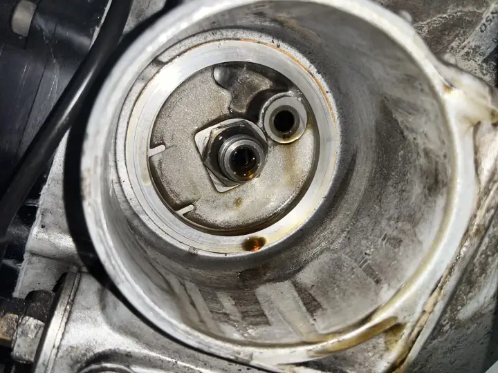 オイルフィルター取付部（エンジン側）