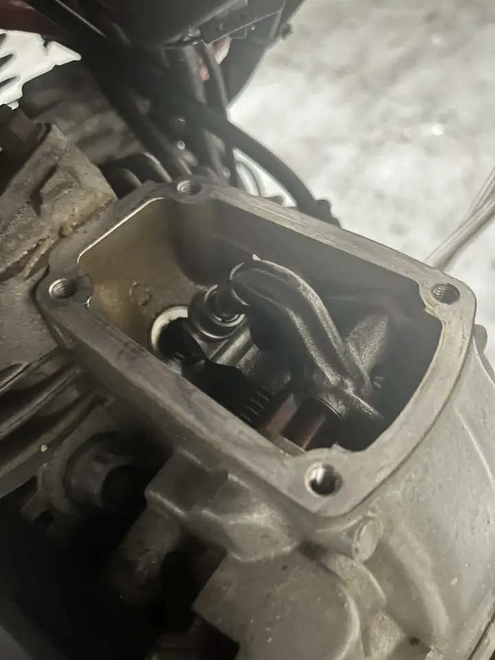 オイルクーラー用ステー付きの新しいバルブカバー