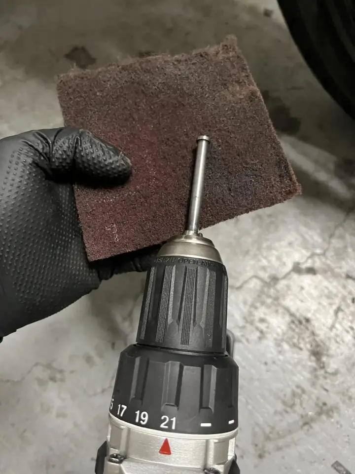 ドリルドライバーで研磨されたキャリパーピン