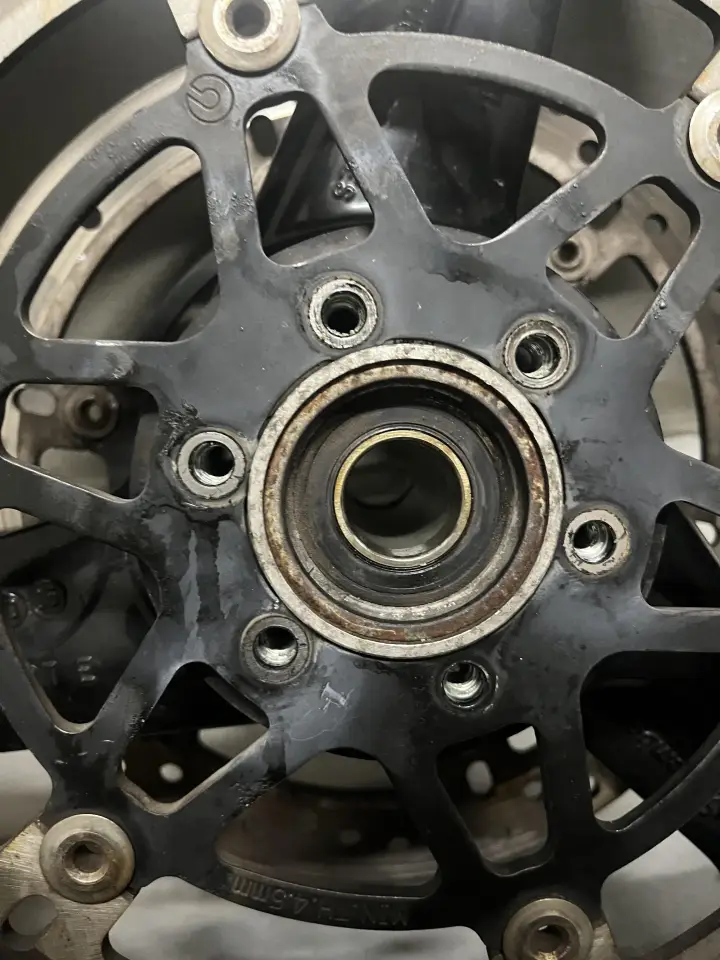 ボルトの頭部分が色ハゲ