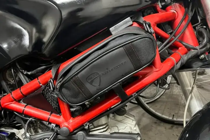 中性洗剤で掃除中のクラッチ