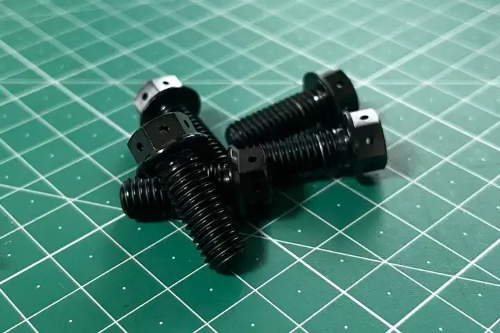 外したローター取り付けボルト